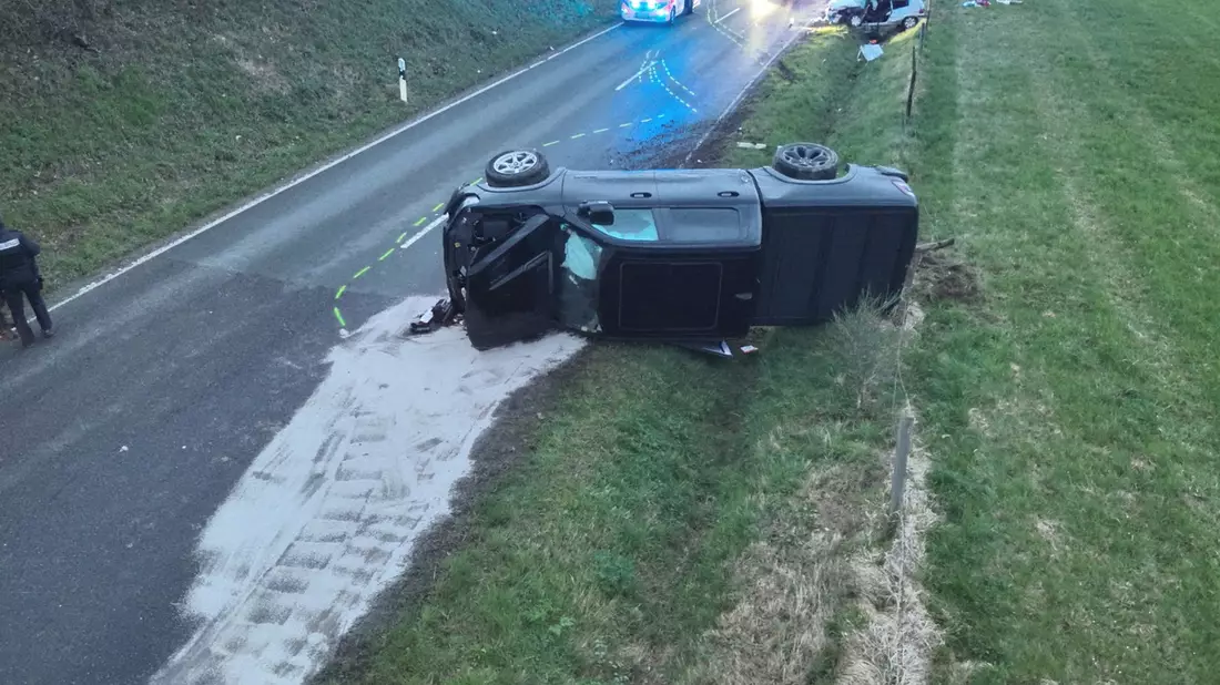 FW Wipperfürth: TH3 | Verkehrsunfall, Person eingeklemmt - Bild: presseportal.de