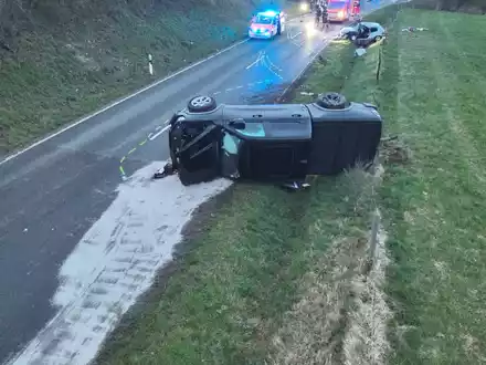 FW Wipperfürth: TH3 | Verkehrsunfall, Person eingeklemmt - Foto: presseportal.de