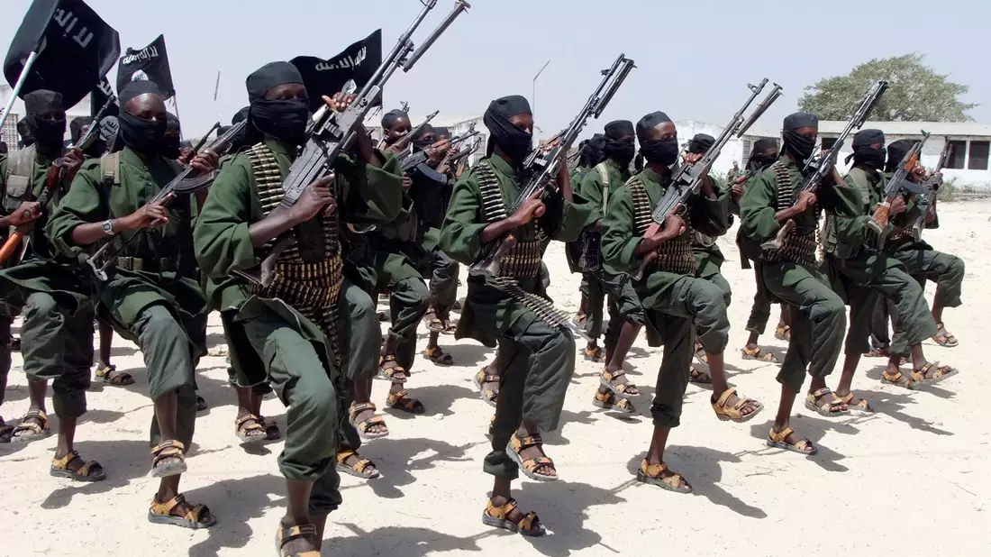 Mitglieder der islamistischen Terrormiliz Al-Shabaab. (Archivbild) - Bild: Farah Abdi Warsameh/AP/dpa
