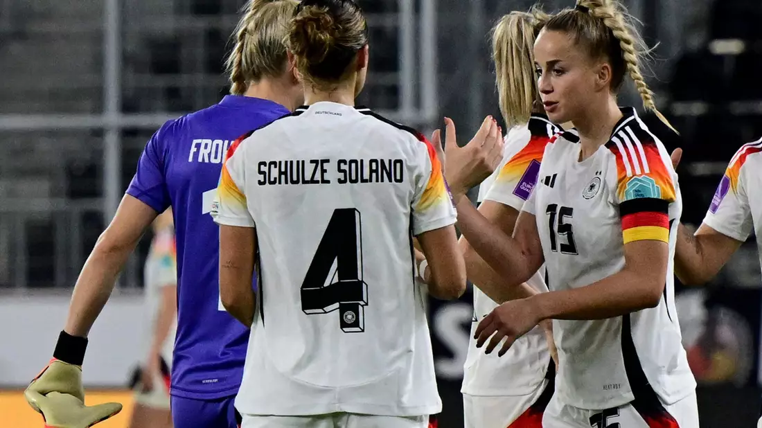 Bibiane Schulze Solano mit der neugestalteten Rückennummer 4. - Bild: Expa/Reinhard Eisenbauer/APA/dpa