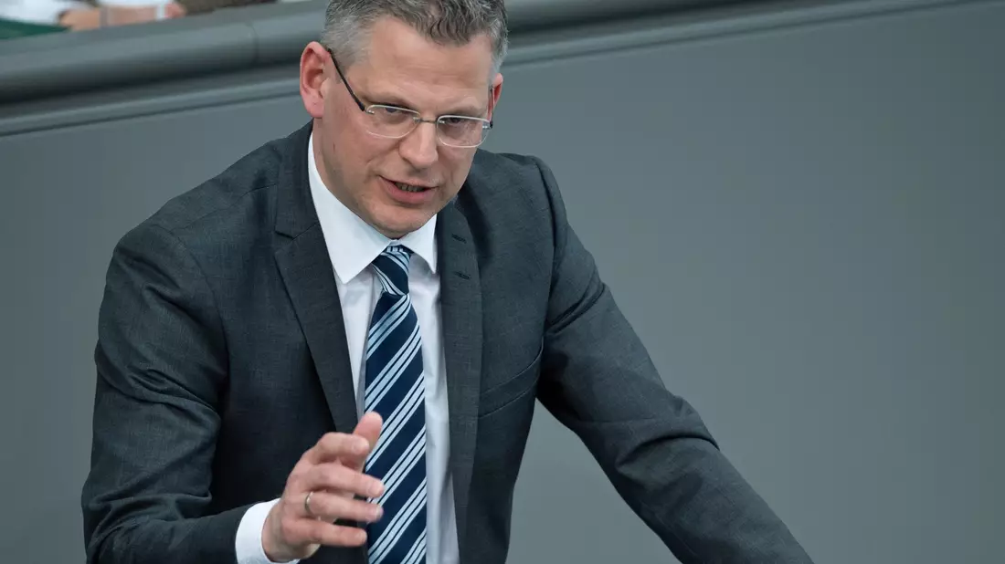 Christoph de Vries (CDU) über aktuelle Anschuldigungen gegen AfD-Politiker: «Jeder, der so etwas tut, ist übrigens kein Patriot, sondern ein Landesverräter.» - Bild: Jonathan Penschek/dpa
