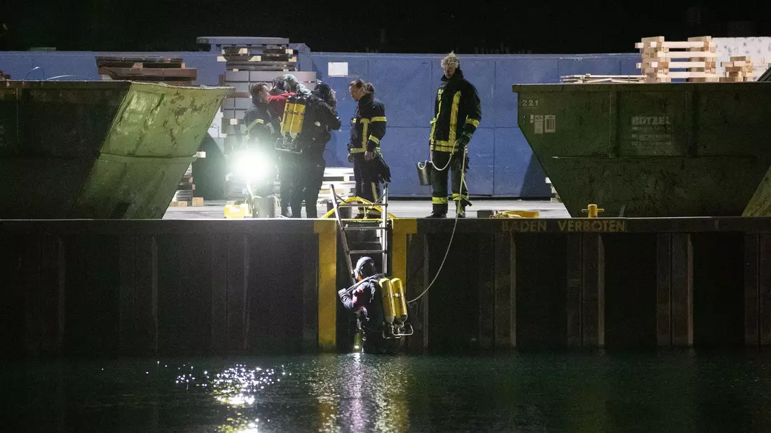Einsatzkräfte suchen im Hafen und Hafenbecken in Dortmund nach Spuren. - Bild: Justin Brosch/dpa