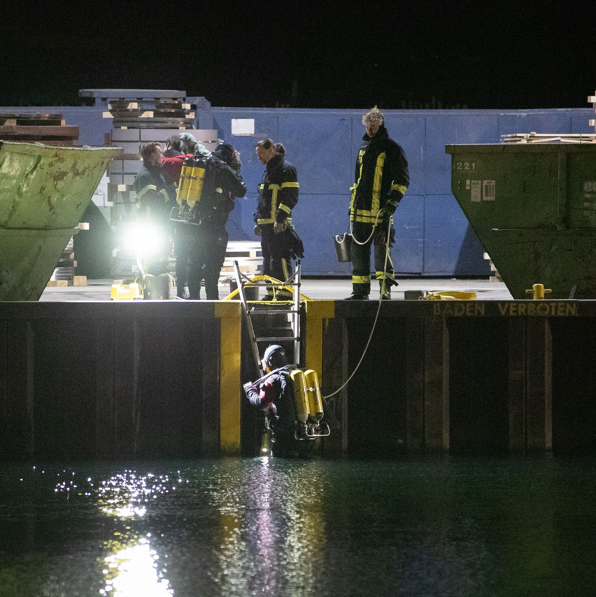 Einsatzkräfte suchen im Hafen und Hafenbecken in Dortmund nach Spuren. - Foto: Justin Brosch/dpa