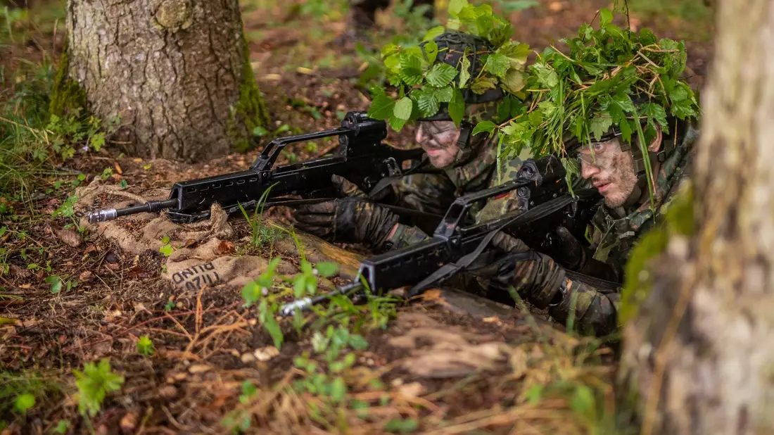IHK-Präsident und Ex-«Zivi» Henner Pasch will im Ernstfall helfen und hat sich nachträglich zur Bundeswehr gemeldet - Bild: Christoph Schmidt/dpa