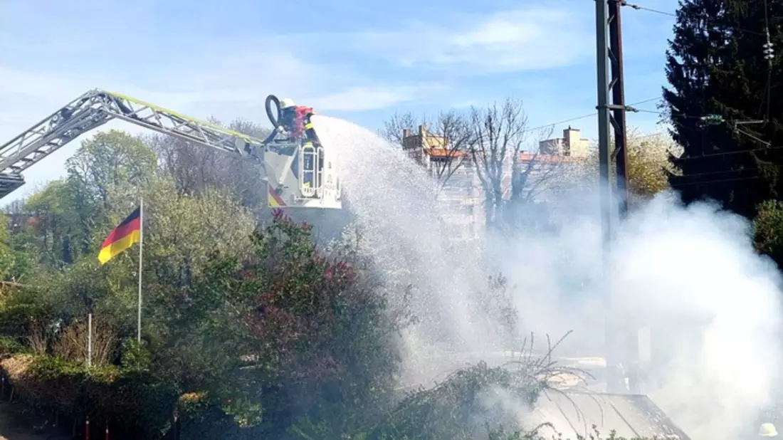 FW-M: Gartenhütte brennt komplett aus (Sendling) - Bild: presseportal.de