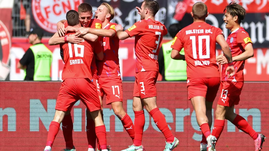 Die Kieler kommen dem Aufstieg in die Bundesliga immer näher. - Bild: Daniel Karmann/dpa