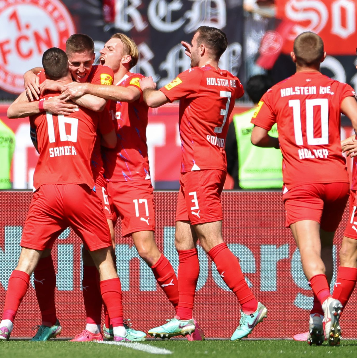 Die Kieler kommen dem Aufstieg in die Bundesliga immer näher. - Foto: Daniel Karmann/dpa