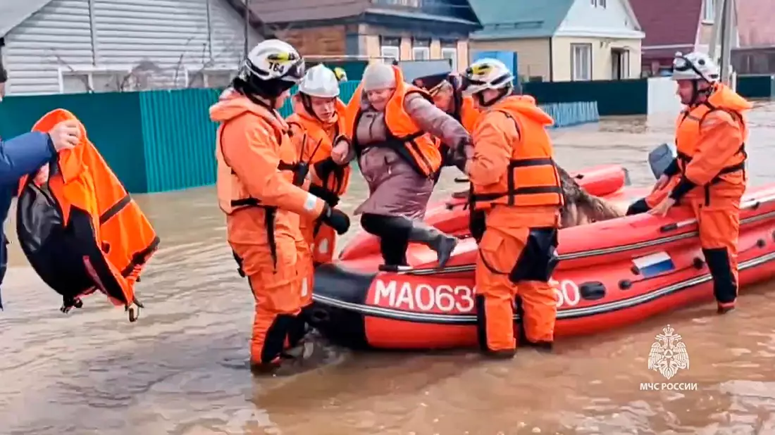 Anwohner in der Region Orenburg müssen evakuiert werden, nachdem ein Teil des Staudamms gebrochen war und Überschwemmungen verursacht wurden. - Bild: ---/Russian Emergency Ministry Press Service/AP/dpa