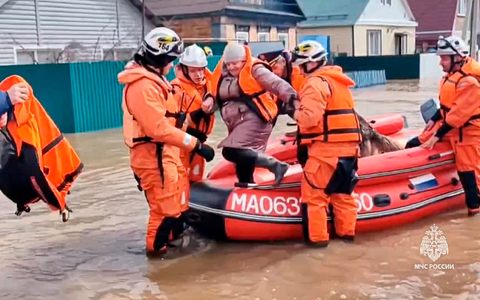 Anwohner in der Region Orenburg müssen evakuiert werden, nachdem ein Teil des Staudamms gebrochen war und Überschwemmungen verursacht wurden. - Foto: ---/Russian Emergency Ministry Press Service/AP/dpa
