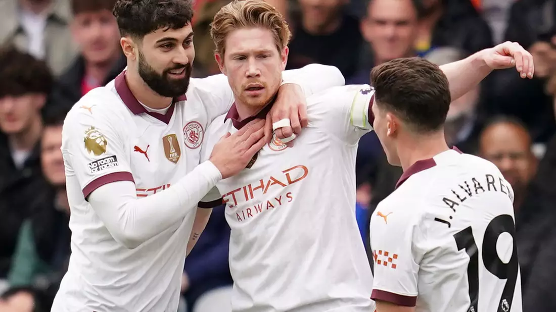 Kevin De Bruyne (M) traf beim Sieg von Manchester City gegen Crystal Palace doppelt. - Bild: Adam Davy/PA Wire/dpa