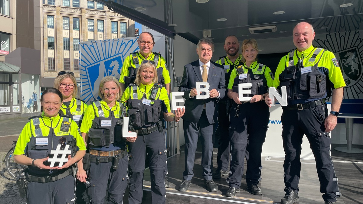 POL-BO: Aktionstag rund ums sichere Radfahren - Innenminister Herbert Reul zu Gast in der Bochumer Innenstadt - Foto: presseportal.de