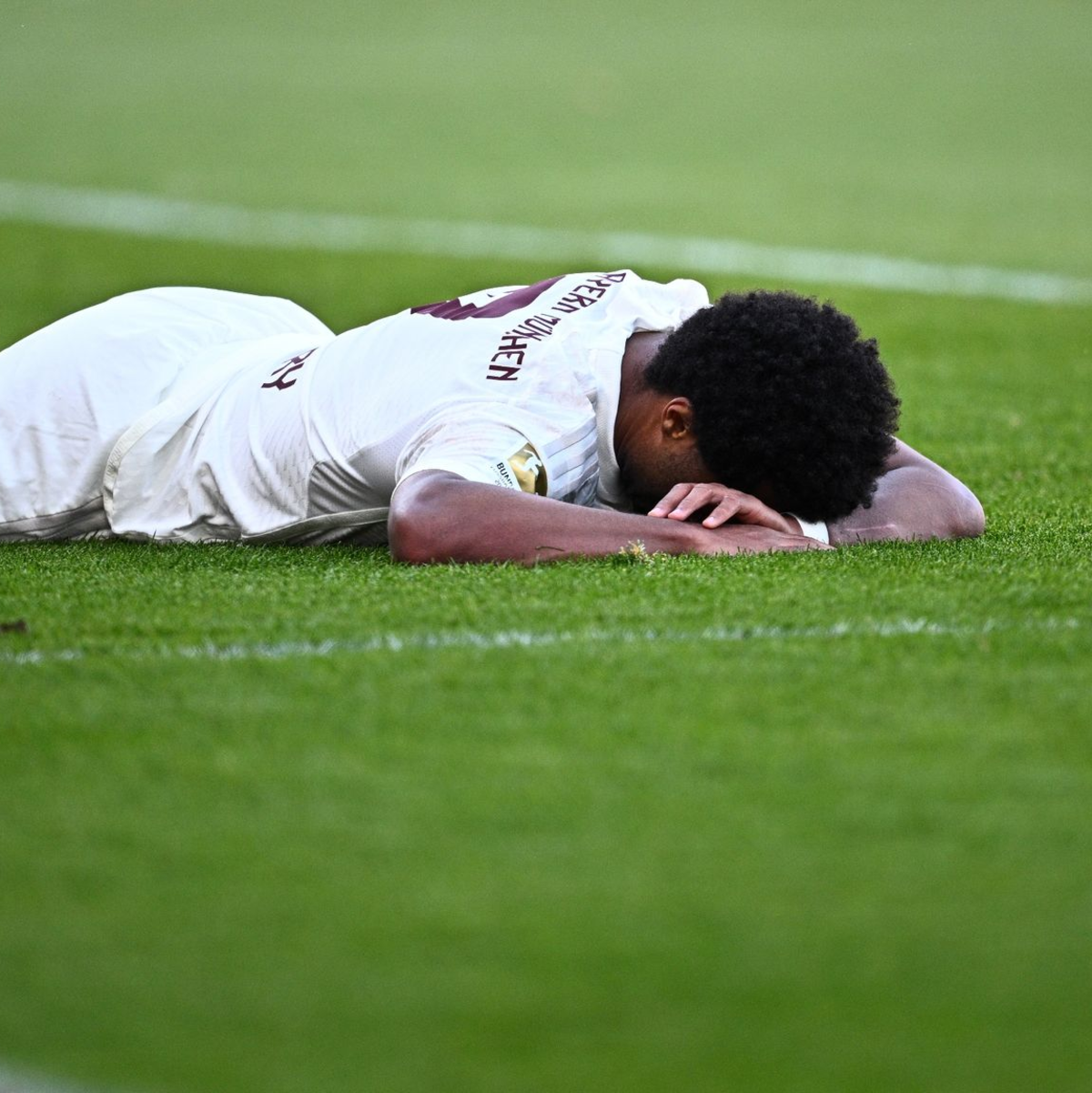 Harry Kane (2. v. l.) und andere Bayern-Profis jubeln über einen Sieg gegen Heidenheim.  - Foto: Tom Weller/dpa