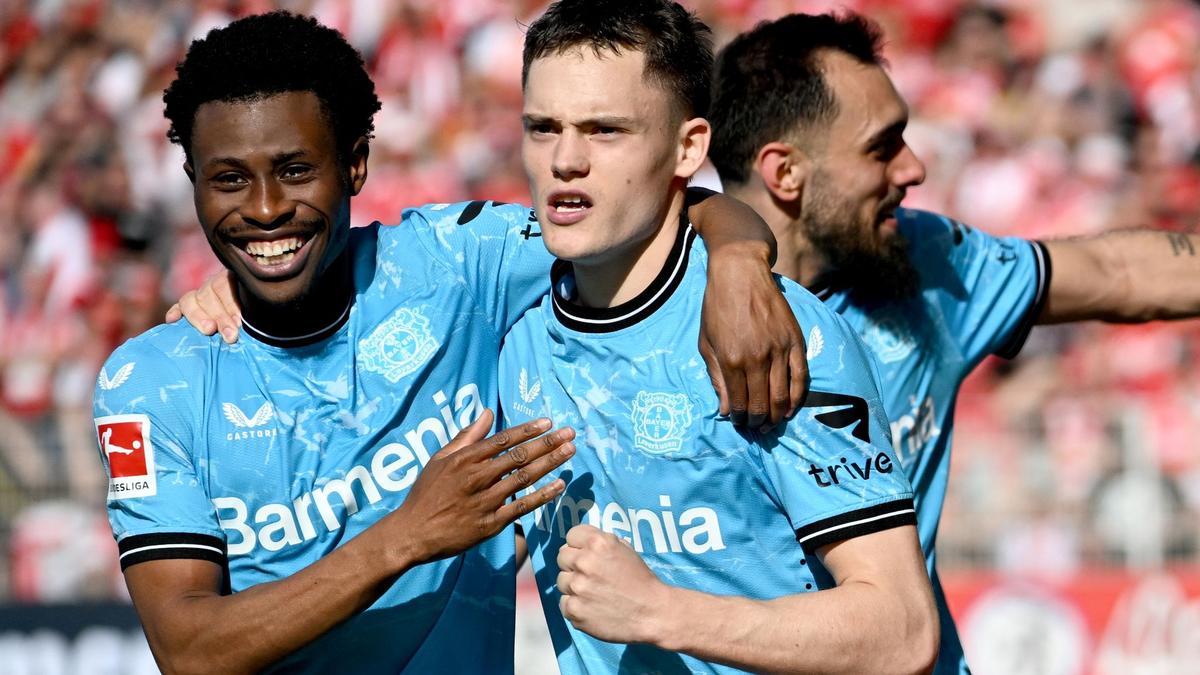 Florian Wirtz (M) traf beim nächsten Sieg von Bayer Leverkusen vom Punkt. - Foto: Britta Pedersen/dpa