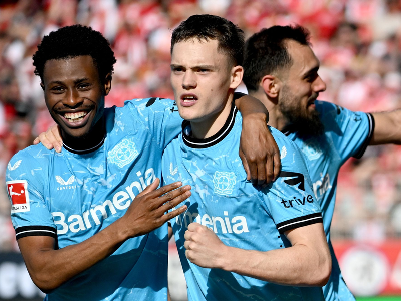 Florian Wirtz (M) traf beim nächsten Sieg von Bayer Leverkusen vom Punkt. - Foto: Britta Pedersen/dpa