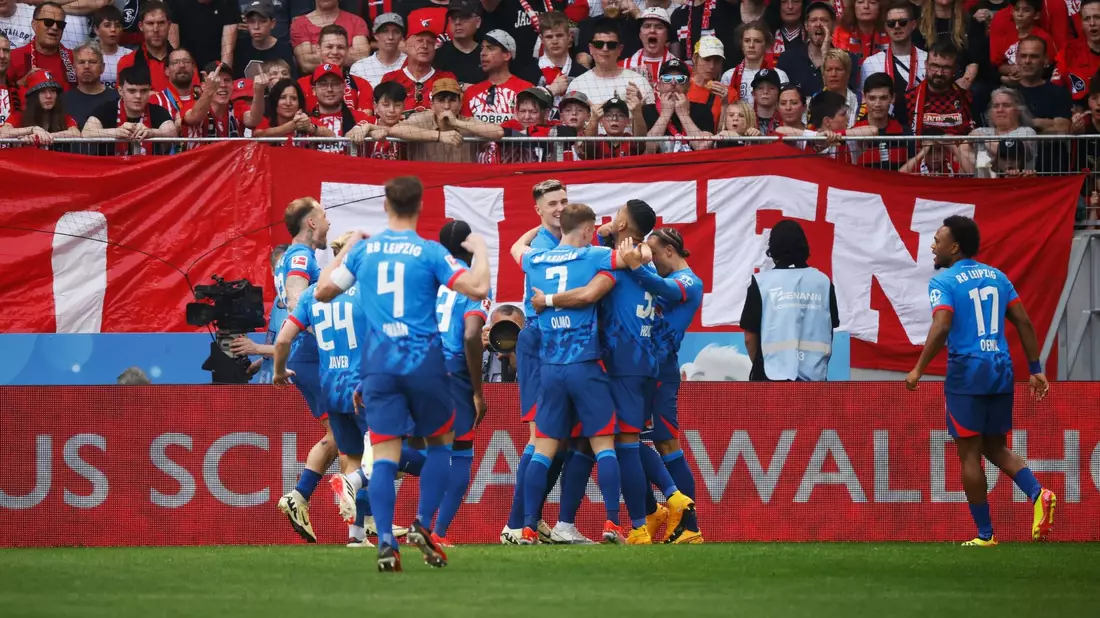 RB Leipzig gewann nach einem überzeugenden Auftritt deutlich beim SC Freiburg. - Bild: Philipp von Ditfurth/dpa