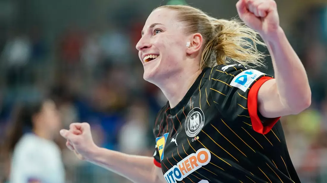 Die deutsche Handball-Nationalmannschaft feiert einen deutlichen Sieg gegen Israel. - Bild: Uwe Anspach/dpa