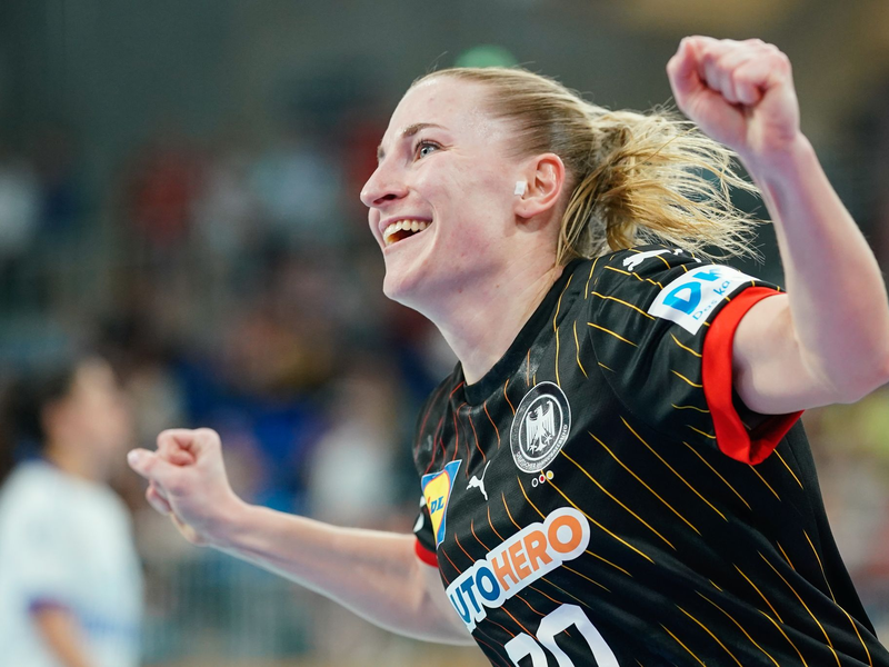 Die deutsche Handball-Nationalmannschaft feiert einen deutlichen Sieg gegen Israel. - Foto: Uwe Anspach/dpa