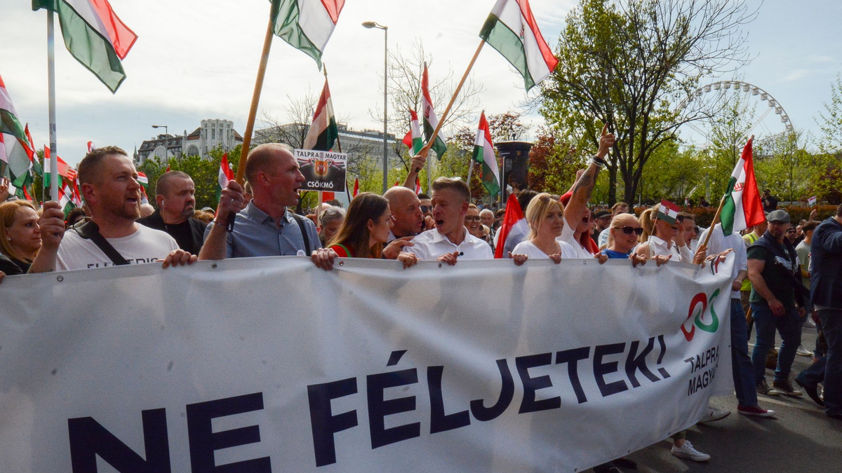 Der ehemalige Insider der ungarischen Regierungspartei Fidesz, Peter Magyar (M.), führt in Budapest eine Demonstration gegen den ungarischen Ministerpräsident Viktor Orban an. - Foto: Justin Spike/AP/dpa