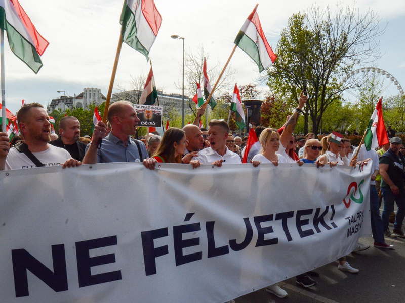 Der ehemalige Insider der ungarischen Regierungspartei Fidesz, Peter Magyar (M.), führt in Budapest eine Demonstration gegen den ungarischen Ministerpräsident Viktor Orban an. - Foto: Justin Spike/AP/dpa