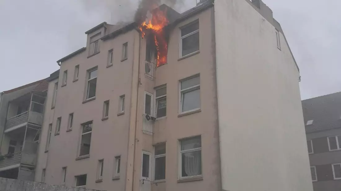 FW Bremerhaven: Wohnungsbrand mit vermissten Personen in einem Mehrfamilienhaus - Bild: presseportal.de