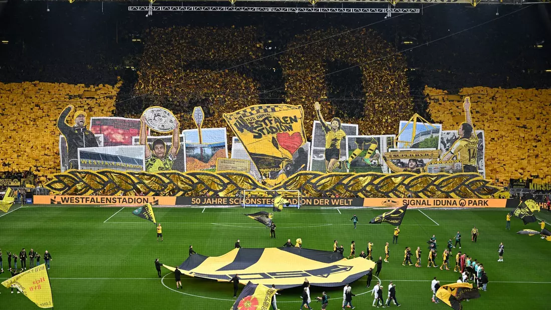 Die BVB-Fans feierten mit einer Choreographie das 50-jährige Bestehen des Dortmunder Stadions. - Bild: Bernd Thissen/dpa