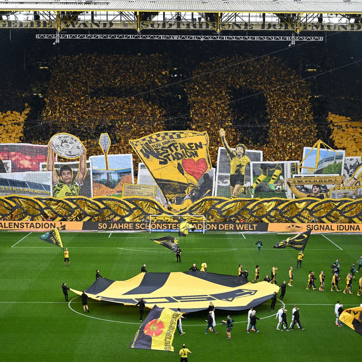 Die BVB-Fans feierten mit einer Choreographie das 50-jährige Bestehen des Dortmunder Stadions. - Foto: Bernd Thissen/dpa