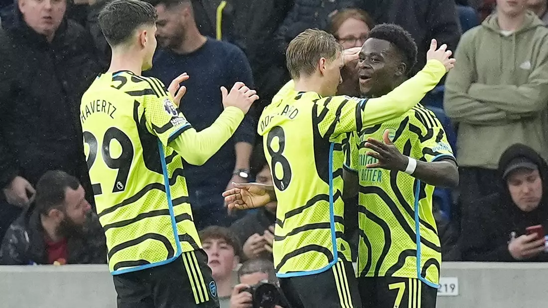 Bukayo Saka (r-l) jubelt mit Martin Odegaard und Kai Havertz über den Führungstreffer. - Bild: Gareth Fuller/PA Wire/dpa