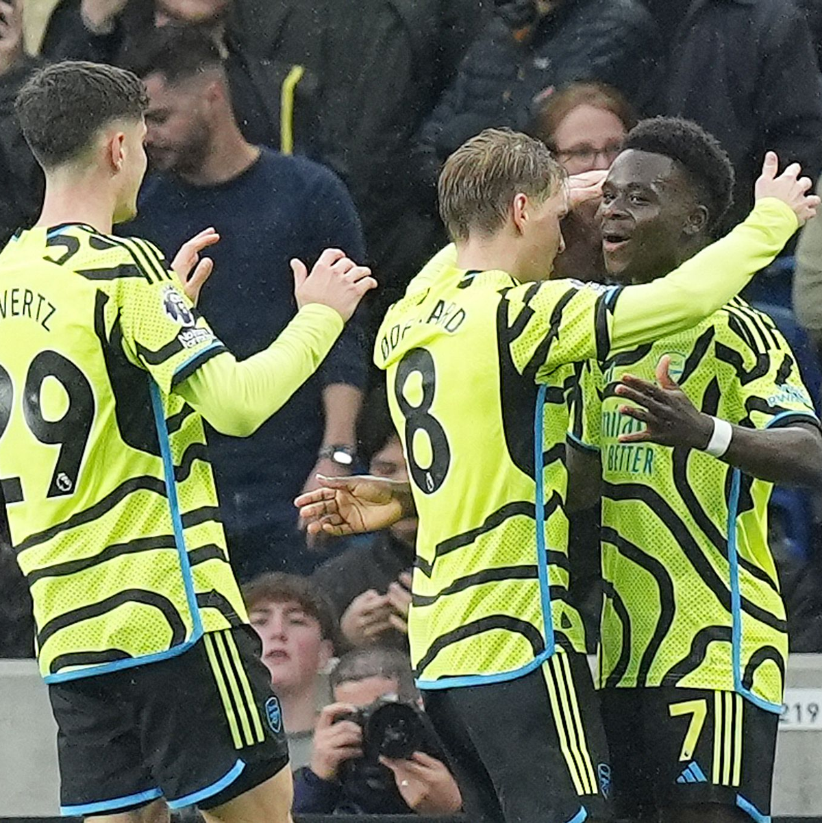 Bukayo Saka (r-l) jubelt mit Martin Odegaard und Kai Havertz über den Führungstreffer. - Foto: Gareth Fuller/PA Wire/dpa
