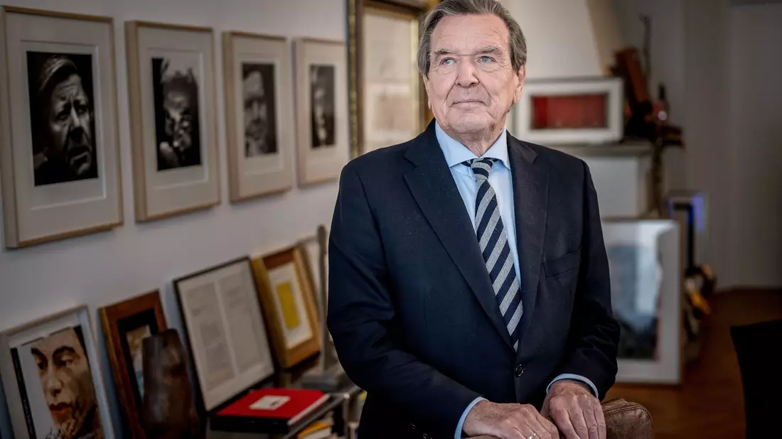 Ex-Kanzler Gerhard Schröder (SPD) hat sich wegen einer Burnout-Diagnose in klinische Behandlung begeben. - Bild: Michael Kappeler/dpa