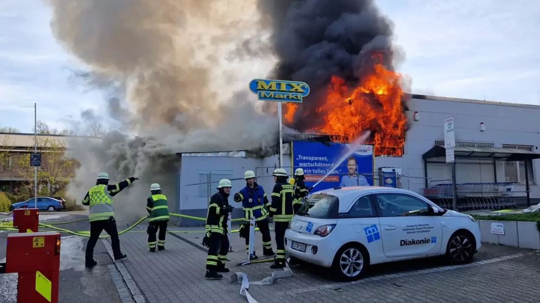 FW Pforzheim: Großbrand an einem Supermarkt - Bild: presseportal.de