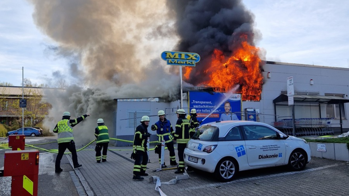 FW Pforzheim: Großbrand an einem Supermarkt - Foto: presseportal.de