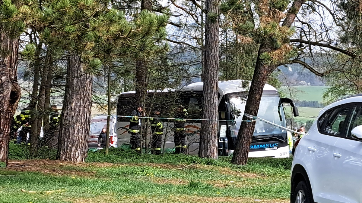 Nach Angaben des slowakischen Innenministeriums ereignete sich der Unfall bei einem Kirchentreffen junger Gläubiger, bei dem der Bus zehn Personen erfasste. - Foto: Adriana Hudecova/easyfoto/TASR/dpa