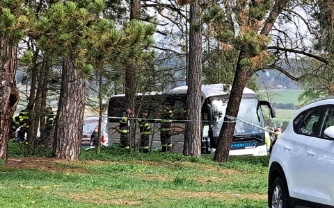 Nach Angaben des slowakischen Innenministeriums ereignete sich der Unfall bei einem Kirchentreffen junger Gläubiger, bei dem der Bus zehn Personen erfasste. - Foto: Adriana Hudecova/easyfoto/TASR/dpa