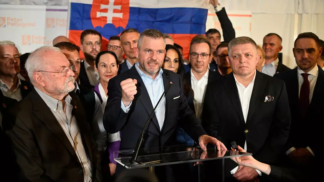 Präsidentschaftskandidat Peter Pellegrini, Mitte, feiert nach der Stichwahl in der Slowakei. Laut Auszählungen gewinnt er noch in der Nacht die Kandidatur. - Bild: Denes Erdos/AP/dpa