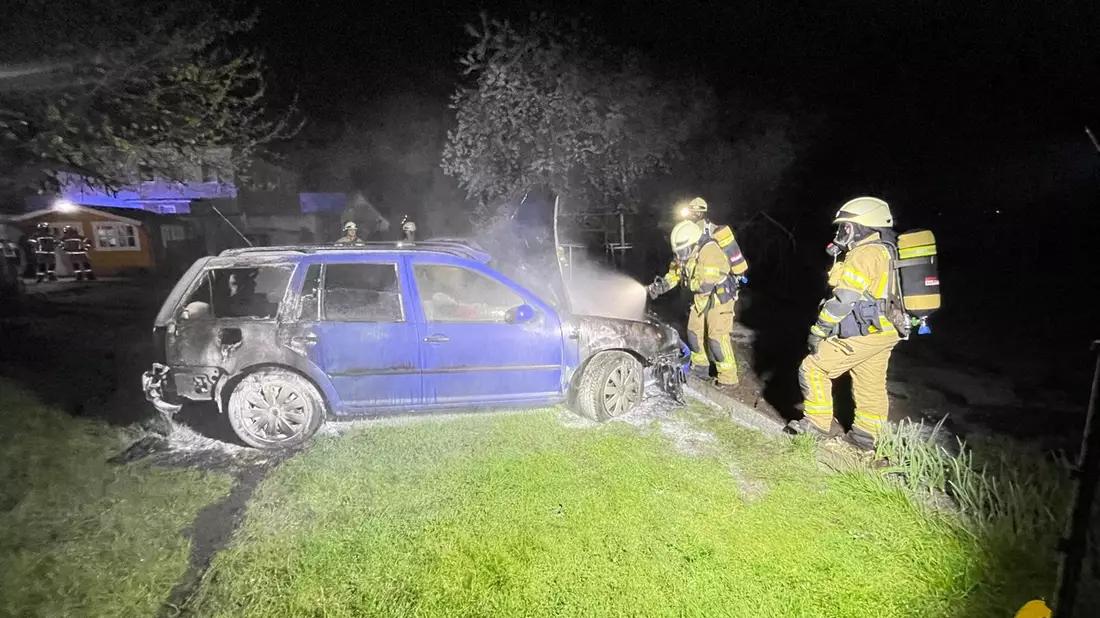 FW Lehrte: Auto brennt im Garten - Bild: presseportal.de