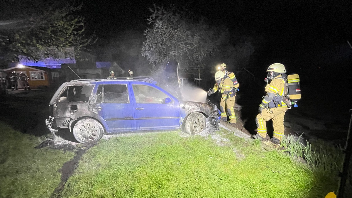 FW Lehrte: Auto brennt im Garten - Foto: presseportal.de