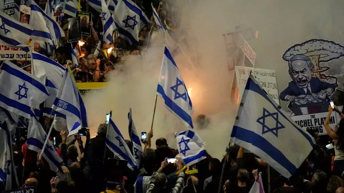 Menschen protestieren gegen Netanjahu und fordern die Freilassung der Geiseln, die seit 7. Oktober 2023 im Gazastreifen festgehalten werden. - Bild: Ariel Schalit/AP