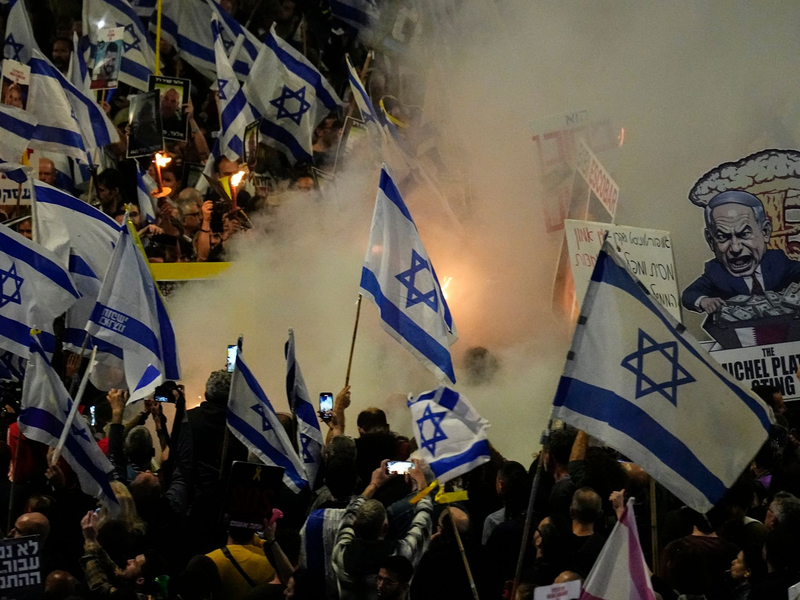 Menschen protestieren gegen Netanjahu und fordern die Freilassung der Geiseln, die seit 7. Oktober 2023 im Gazastreifen festgehalten werden. - Foto: Ariel Schalit/AP