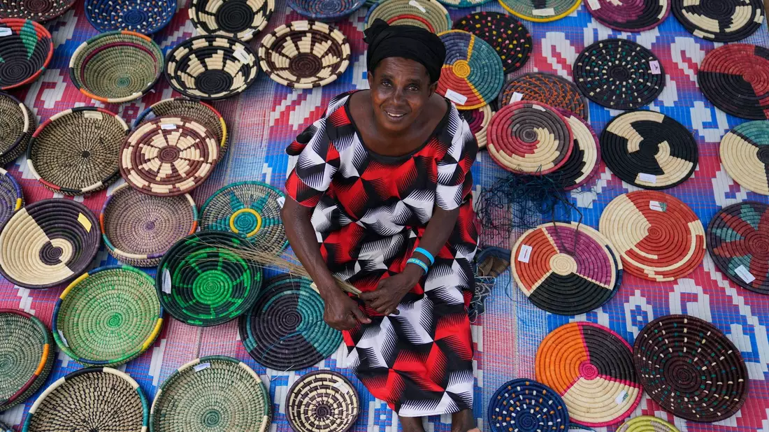 Anasitasia Nyirabashyitsi, 54, vor ihrem Haus im Versöhnungsdorf Mybo in Nyamata, wo kreative Projekte die Gemeinschaft stärken. Im April 1994 begann in Ruanda der Genozid an der Volksgruppe der Tutsi. - Bild: Brian Inganga/AP/dpa