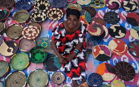 Anasitasia Nyirabashyitsi, 54, vor ihrem Haus im Versöhnungsdorf Mybo in Nyamata, wo kreative Projekte die Gemeinschaft stärken. Im April 1994 begann in Ruanda der Genozid an der Volksgruppe der Tutsi. - Foto: Brian Inganga/AP/dpa Anasitasia Nyirabashyitsi, 54, vor ihrem Haus im Versöhnungsdorf Mybo in Nyamata, wo kreative Projekte die Gemeinschaft stärken. Im April 1994 begann in Ruanda der Genozid an der Volksgruppe der Tutsi. - Foto: Brian Inganga/AP/dpa