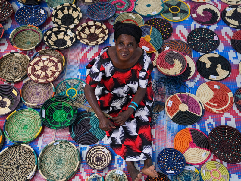 Anasitasia Nyirabashyitsi, 54, vor ihrem Haus im Versöhnungsdorf Mybo in Nyamata, wo kreative Projekte die Gemeinschaft stärken. Im April 1994 begann in Ruanda der Genozid an der Volksgruppe der Tutsi. - Foto: Brian Inganga/AP/dpa