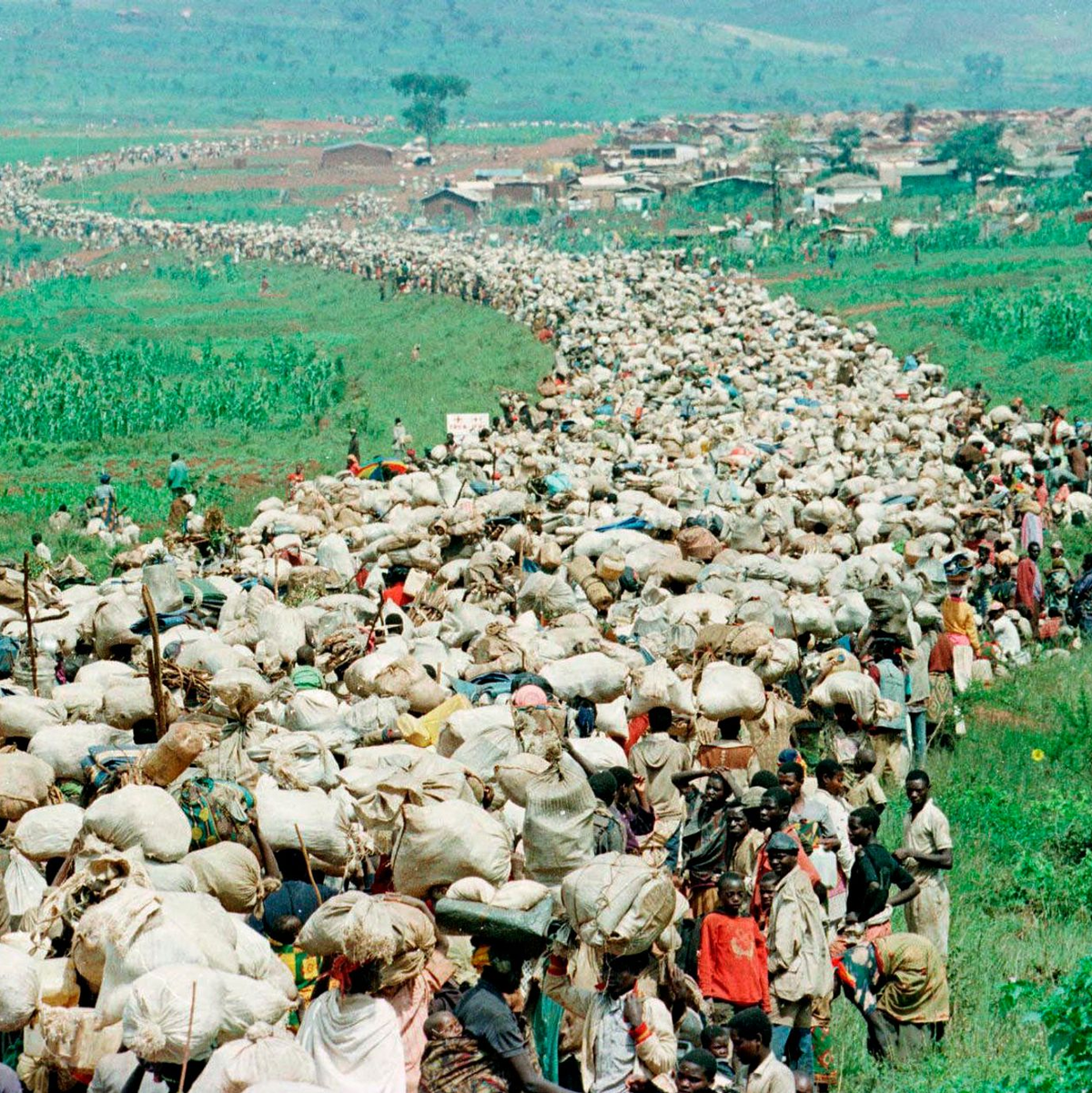 Ruandische Geflüchtete müssen in ihr Land zurückzukehren, obwohl sie befürchteten, dort getötet zu werden. Heute jährt sich der Völkermord in Ruanda zum 30. Mal. - Foto: Jean-Marc Bouju/AP/dpa