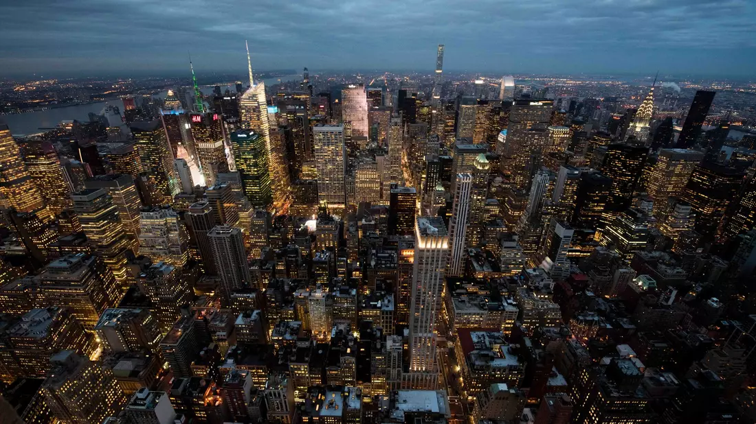 Die Skyline von Manhattan mit ihren vielen Bürotürmen. Ein ungewöhnlich starkes Erdbeben und mehrere Nachbeben hatten erschüttert. - Bild: Gregor Fischer/dpa