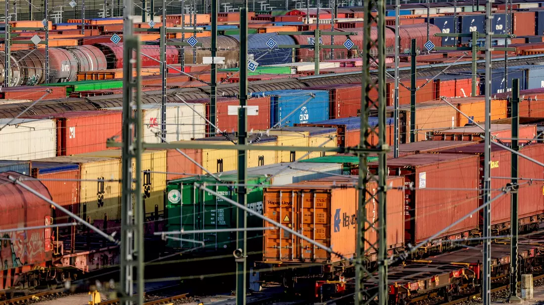 Güterzugwaggons warten auf den Gleisen des Rangierbahnhofs Maschen auf die Abfertigung. Steigende Trassenpreise bereiten auch der Deutschen Bahn Sorge. - Bild: Axel Heimken/dpa