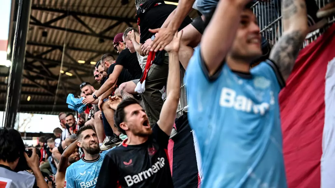 Die Spieler von Bayer Leverkusen lassen sich von den Fans feiern. - Bild: Britta Pedersen/dpa