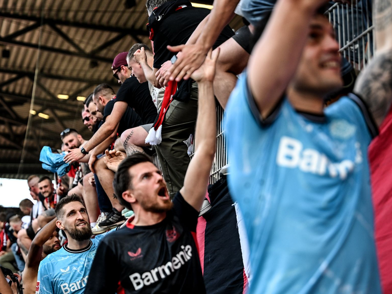 Die Spieler von Bayer Leverkusen lassen sich von den Fans feiern. - Foto: Britta Pedersen/dpa