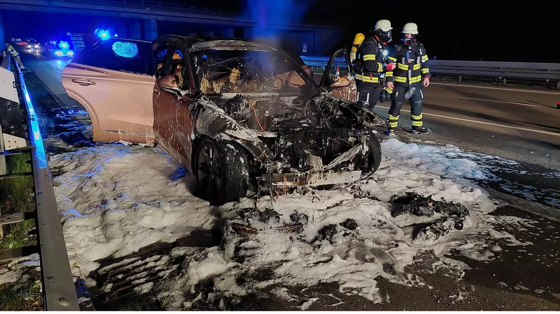FW-M: Pkw in Vollbrand auf der Autobahn 8 (Perlach) - Bild: presseportal.de