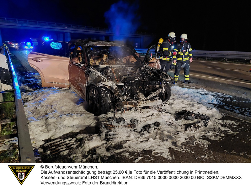 FW-M: Pkw in Vollbrand auf der Autobahn 8 (Perlach) - Foto: presseportal.de