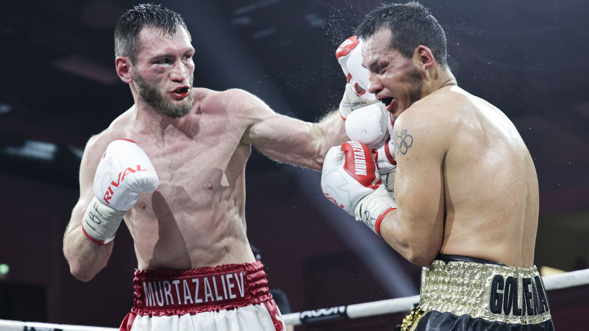 Jack Culcay (r) hat den WM-Kampf im Superweltergewicht gegen den Russen Bachram Murtasalijew verloren. - Foto: Hannes P. Albert/dpa
