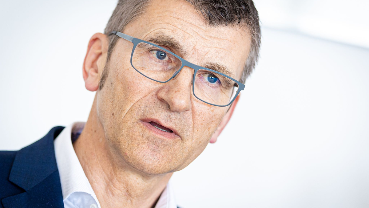 Niedersachsens LKA-Chef Friedo de Vries wünscht sich eine politische Diskussion darüber, was die Polizei an Instrumenten im Rahmen der digitalen Entwicklung einsetzen darf. - Foto: Moritz Frankenberg/dpa